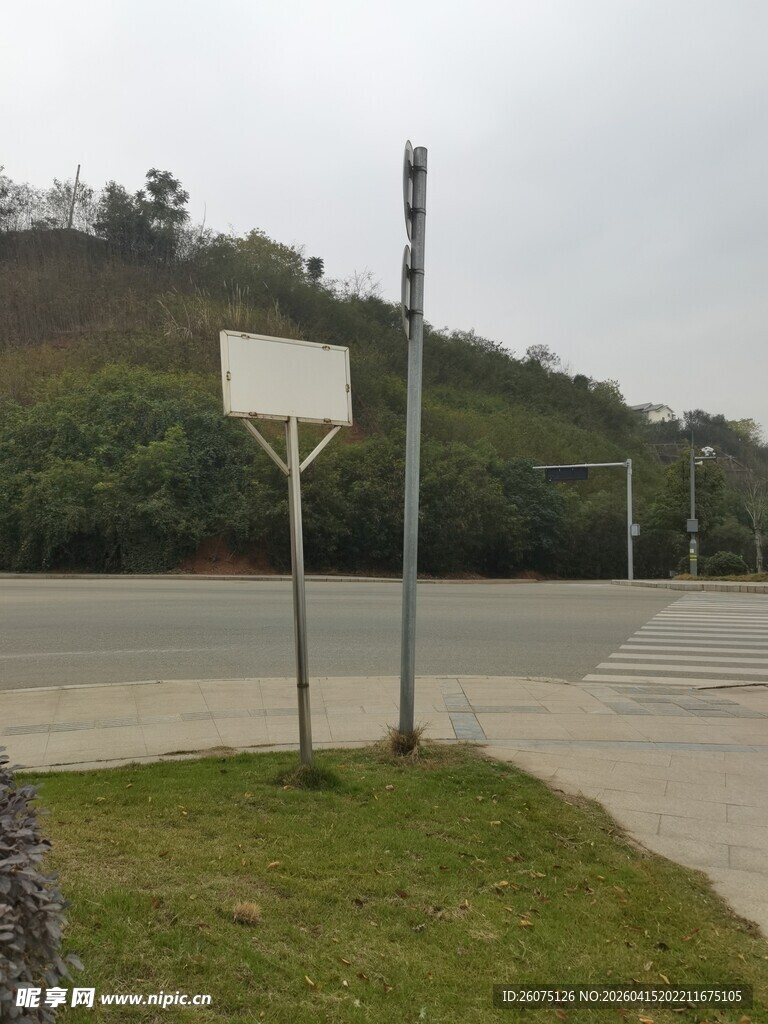 路边空白指示牌