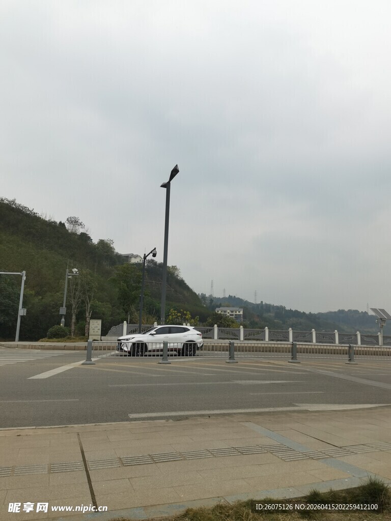 空旷道路上的白色车辆