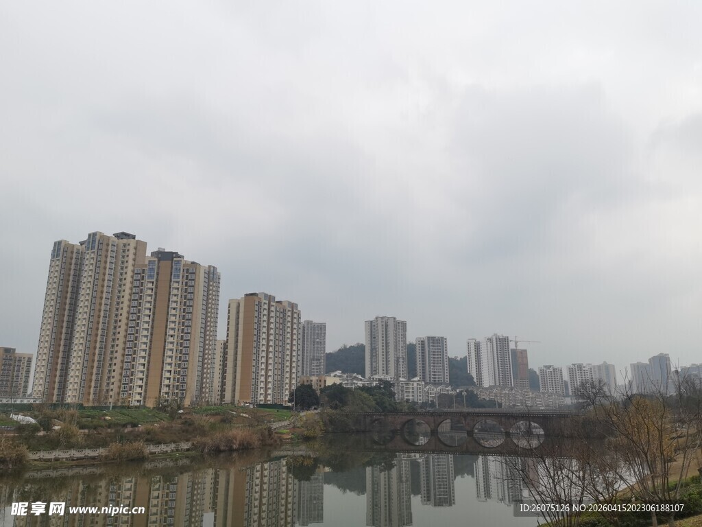 城市河畔高楼景观