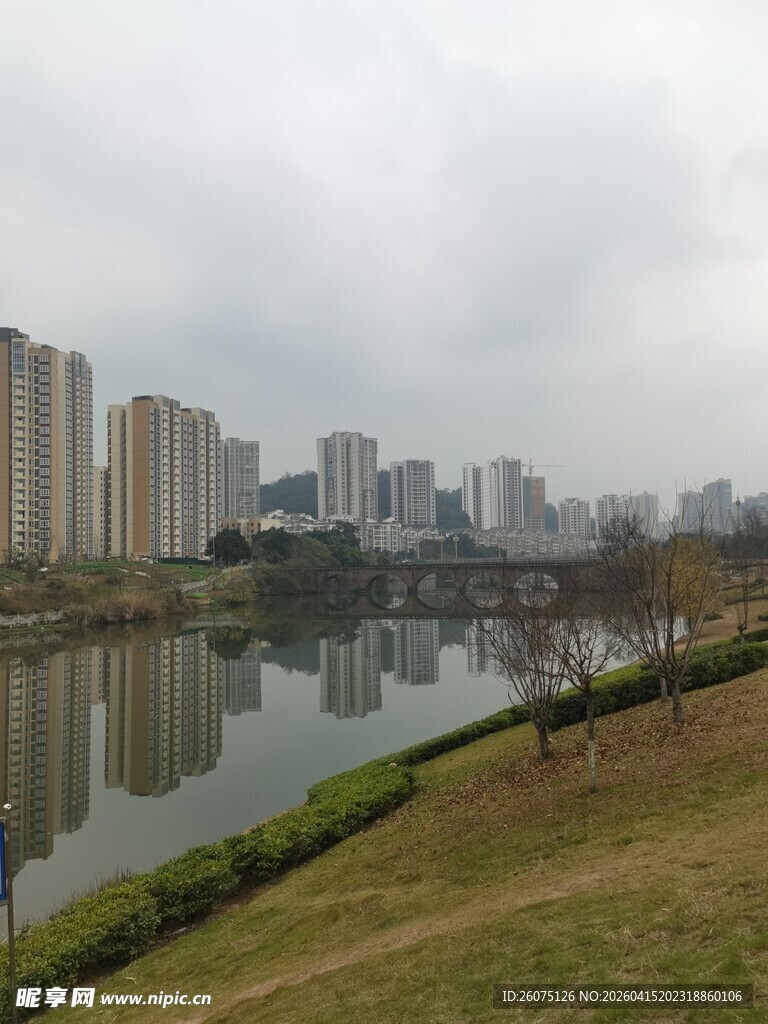 城市河畔风光