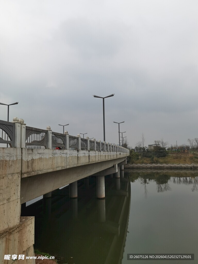 河畔桥梁风景