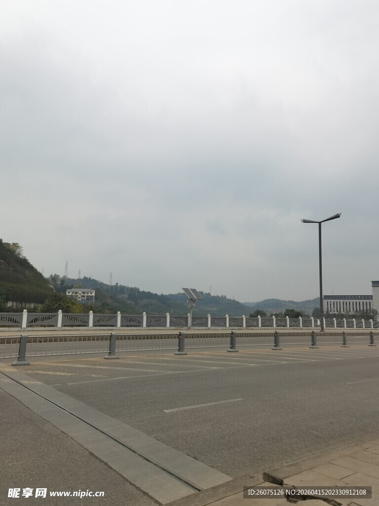 空旷户外道路与远处山峦