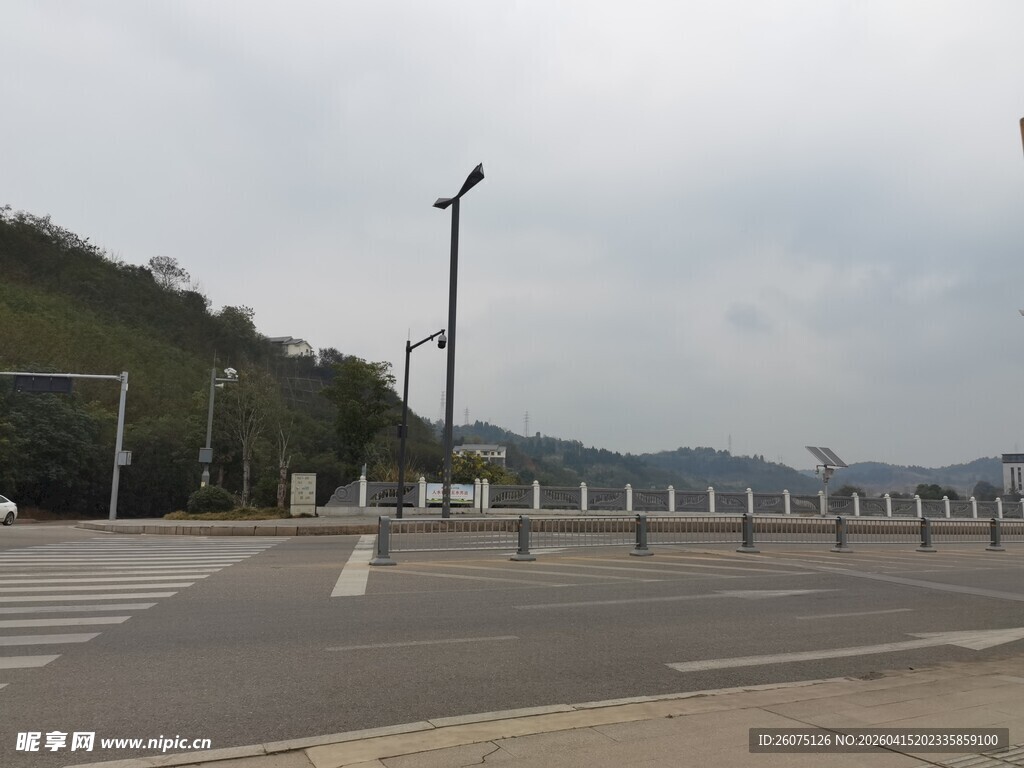 空旷户外道路及周边景象