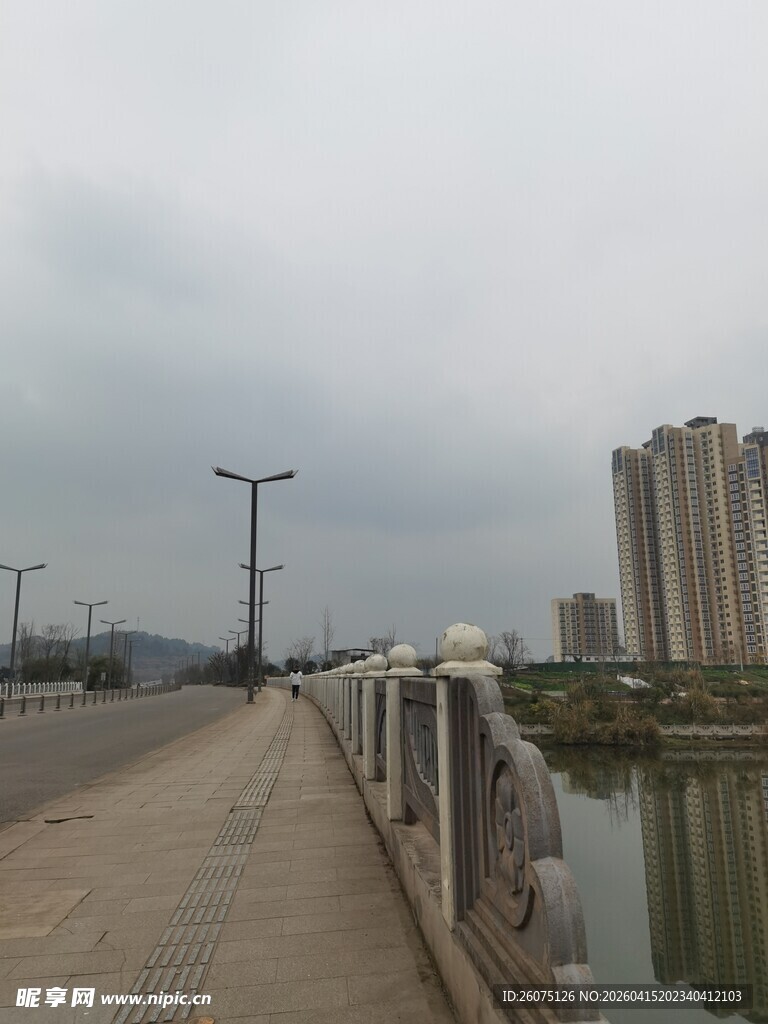 城市河畔漫步道景观