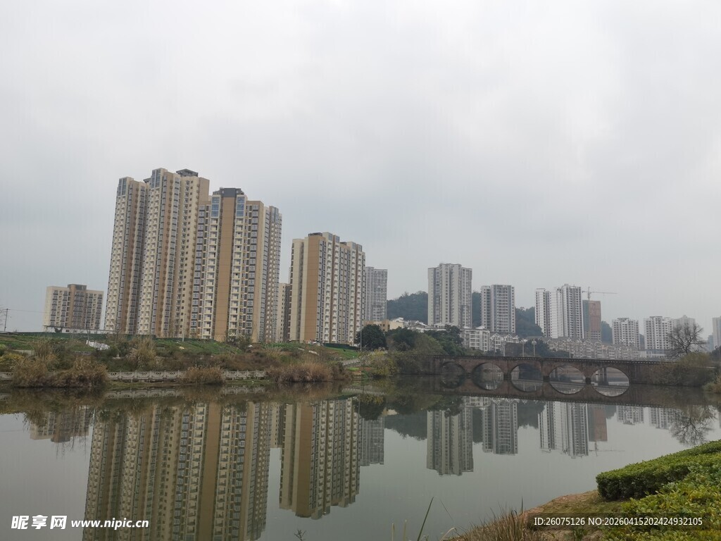 城市河畔高楼风景图