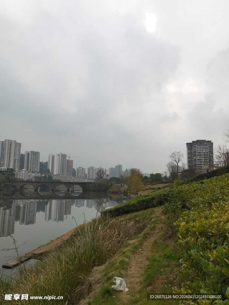 河畔城市风光绿意盎然