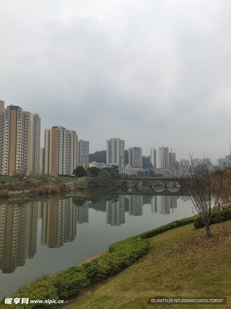 城市河畔风景