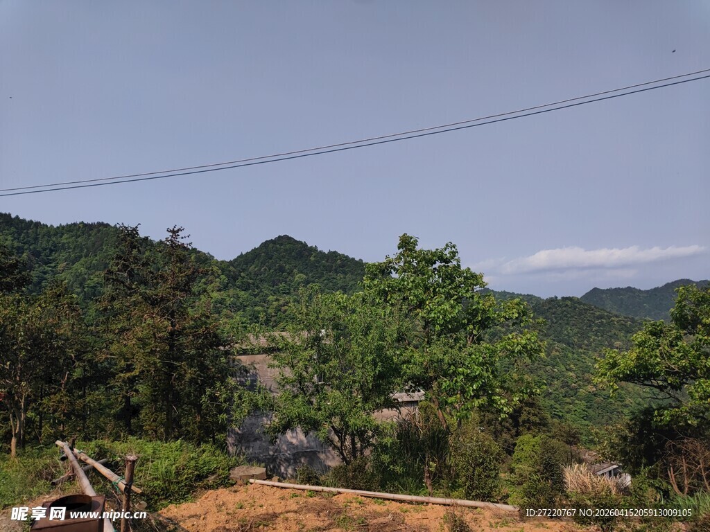 山间绿意盎然的自然景致