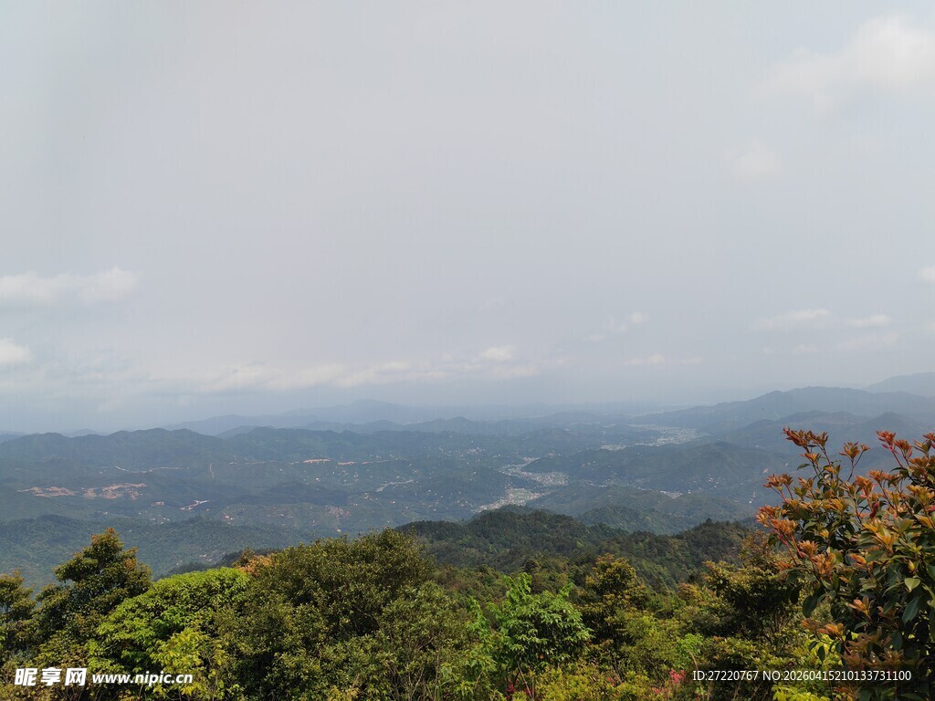 山巅远眺绿意与朦胧远景