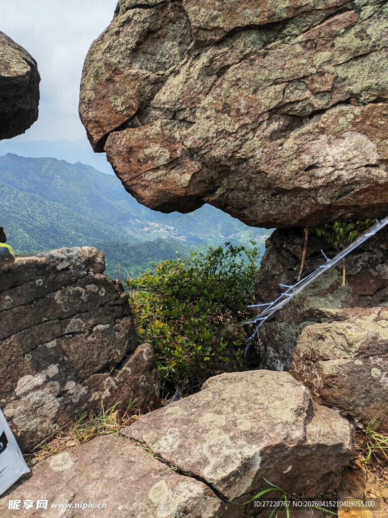 悬崖边奇特的巨石景观