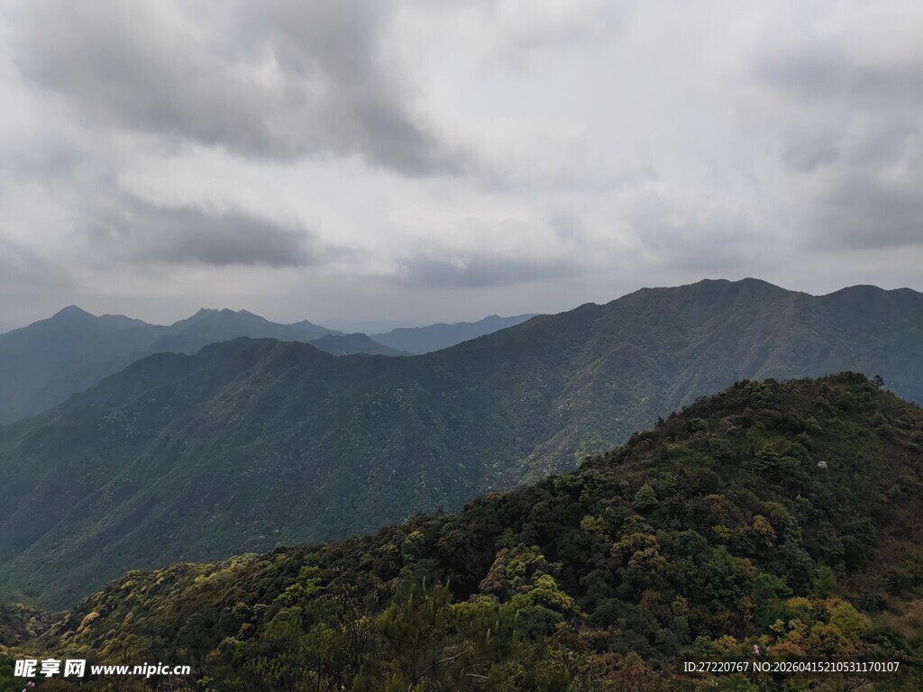云雾缭绕中的山峦美景