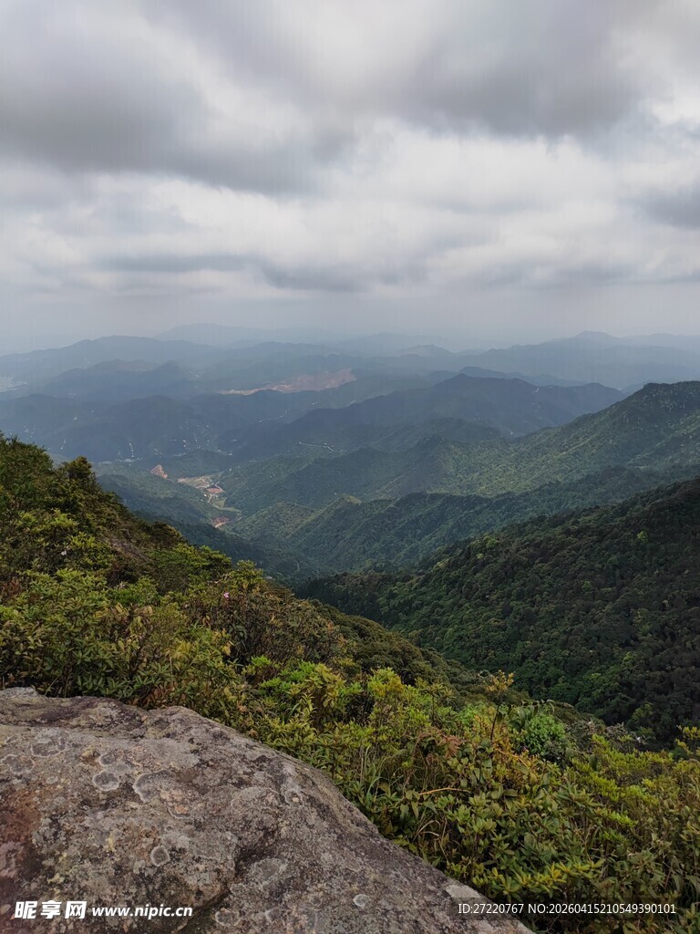 山巅远眺翠绿山峦云海