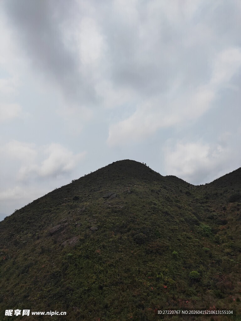 山峦云雾间的自然景致