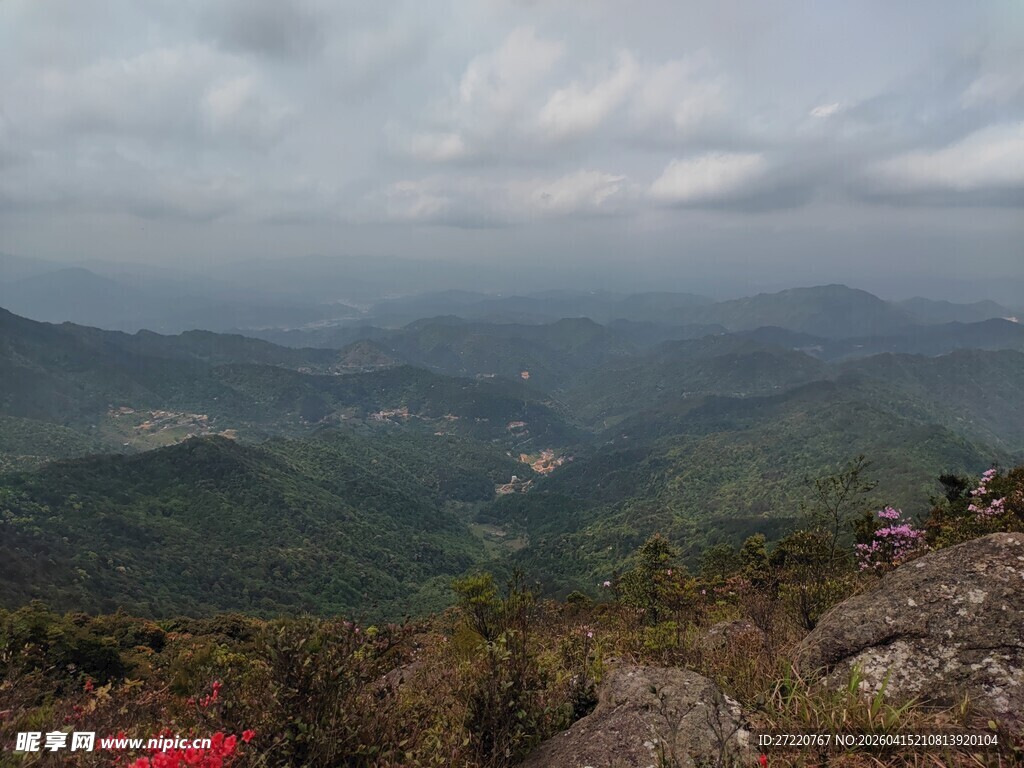 山峦云雾间的壮美风景