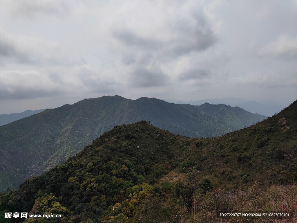 云雾缭绕的连绵山峦