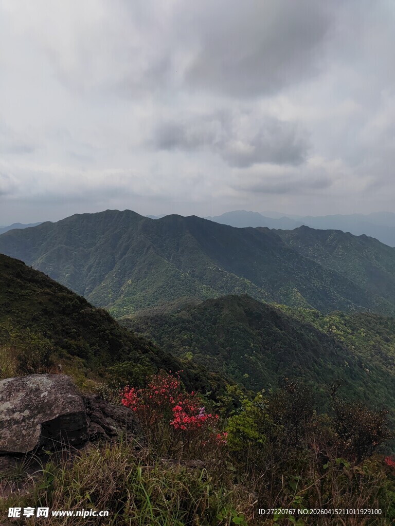 山间云雾缭绕的壮美景色