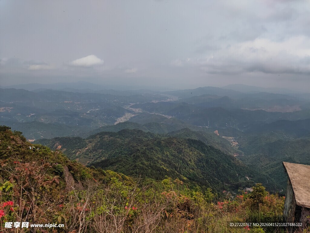 山巅远眺云雾缭绕美景