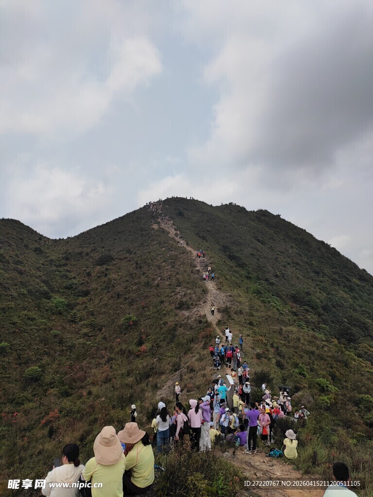 山间徒步队伍攀登陡峭山坡