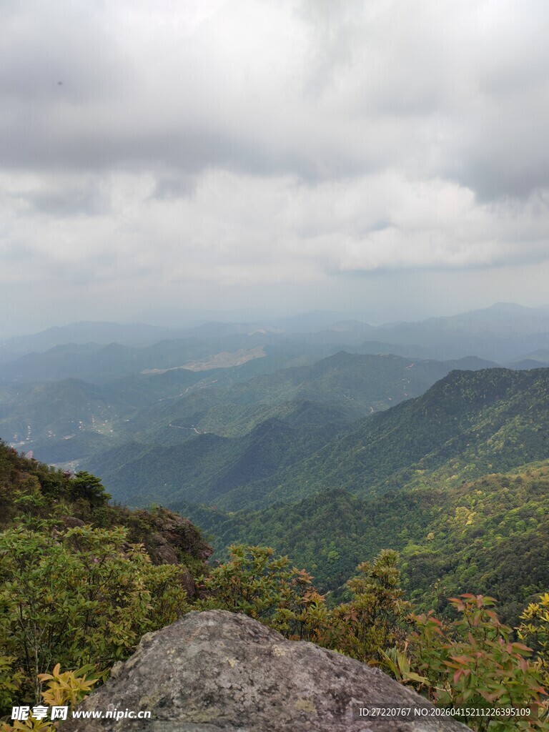 山峦云雾间的壮美景色