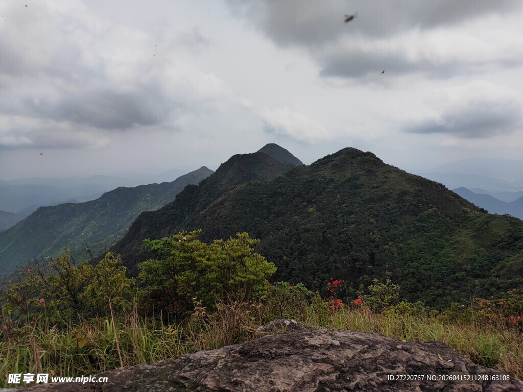 山峦云雾间的自然景致