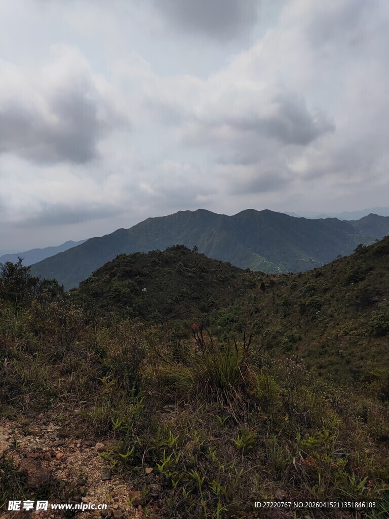 山间景致 云雾缭绕山峦