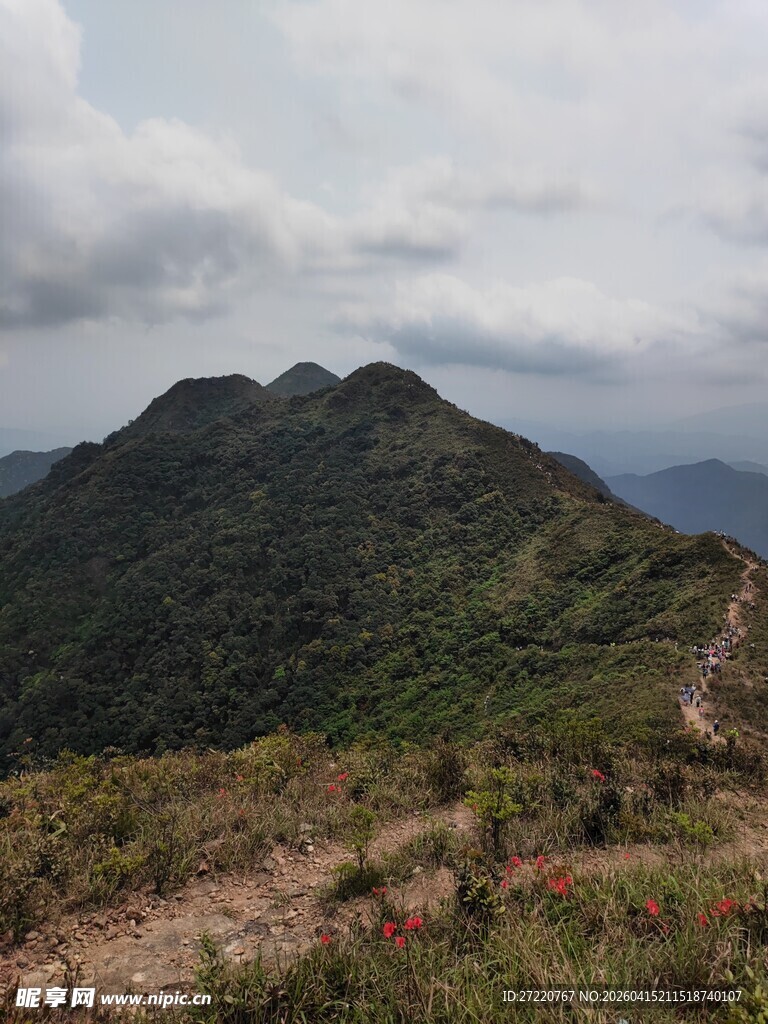 山峦云雾间的自然景致