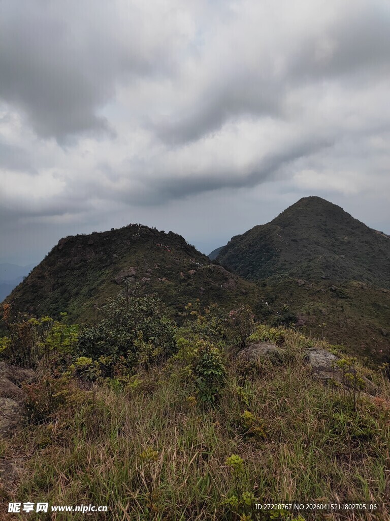 云雾缭绕的壮美山峦