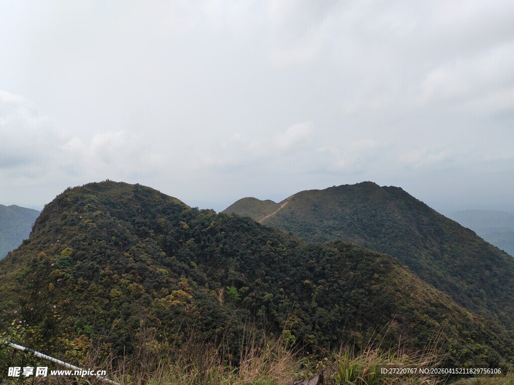 山峦叠翠的自然风光