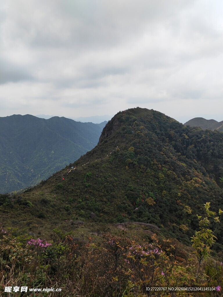 山峦云雾间的自然景致