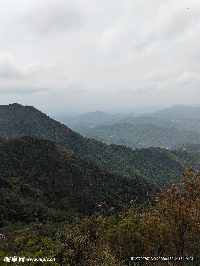 山峦云雾中的自然美景