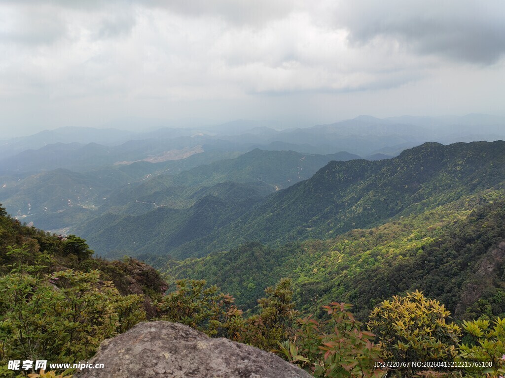 山峦叠翠的壮美自然景观