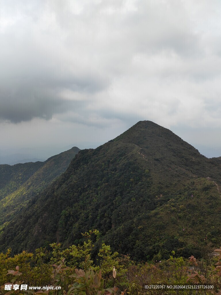 云雾缭绕的壮美山峦