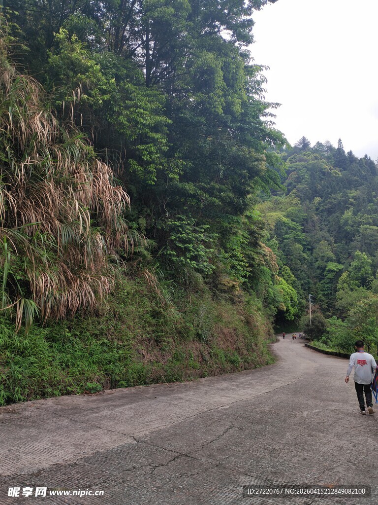 山间小路的徒步者