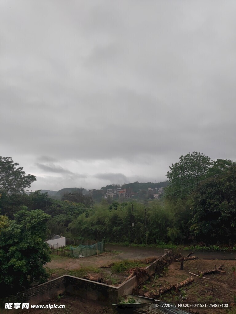 阴天乡村田野景象