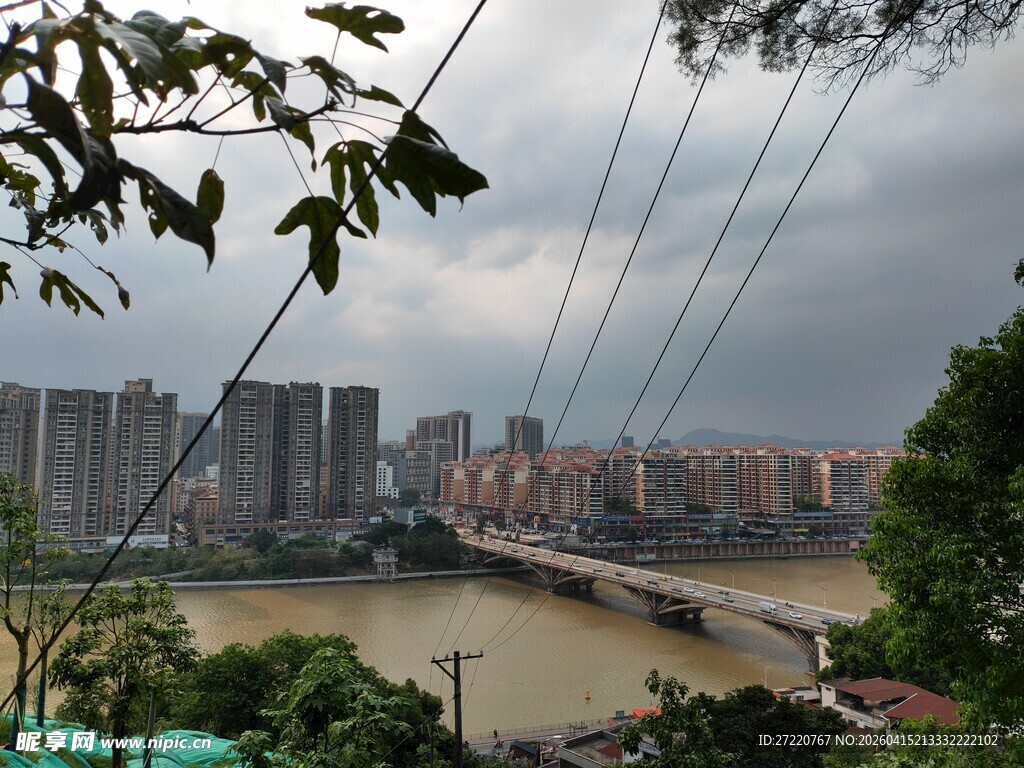 城市河畔景观俯瞰