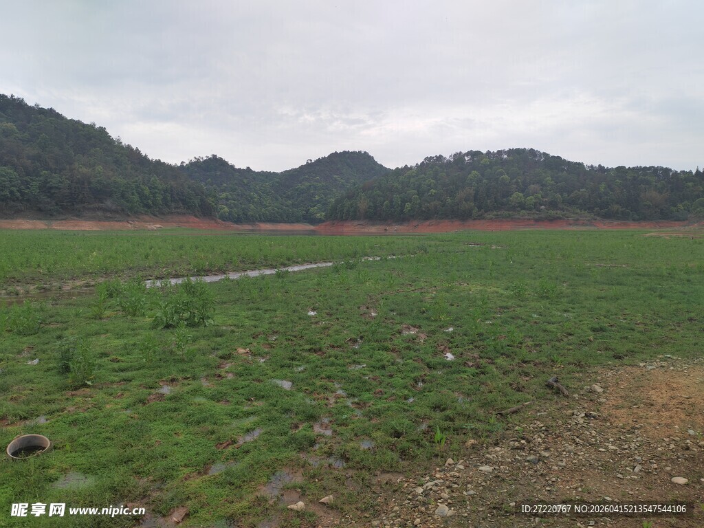 广袤绿野与远山风景