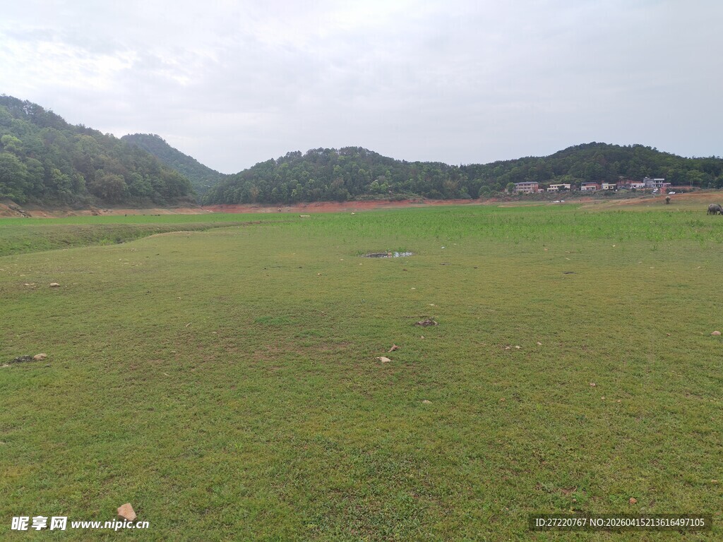 广袤绿野与远处山峦