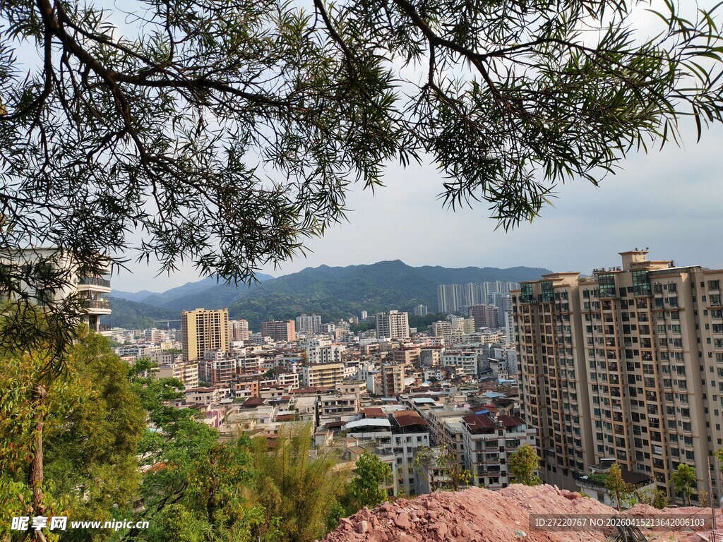 俯瞰城市与远山景观