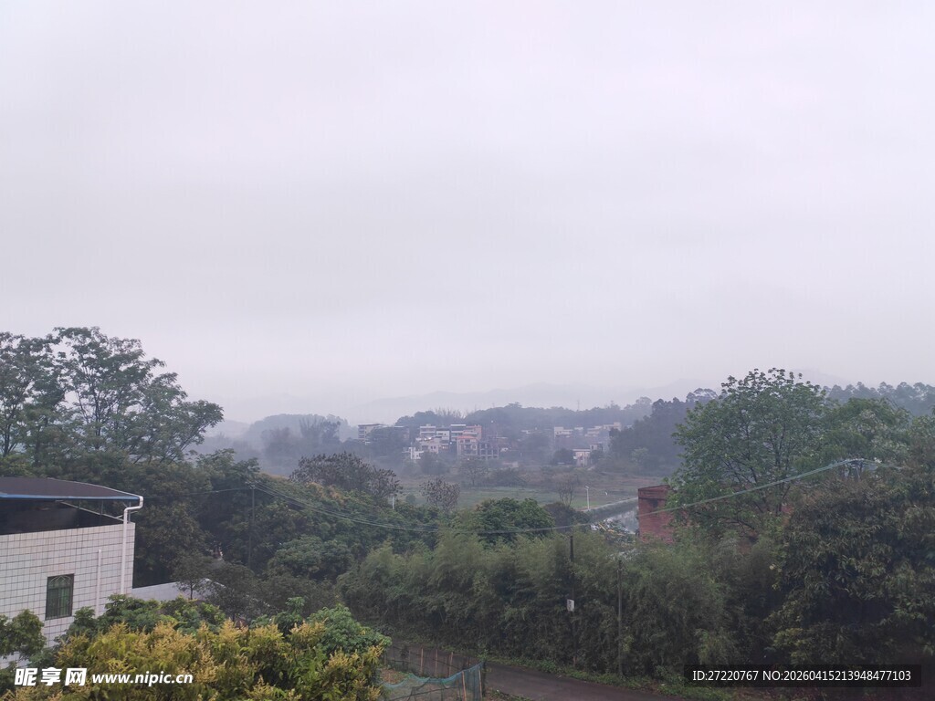 雾霭中的乡村景致