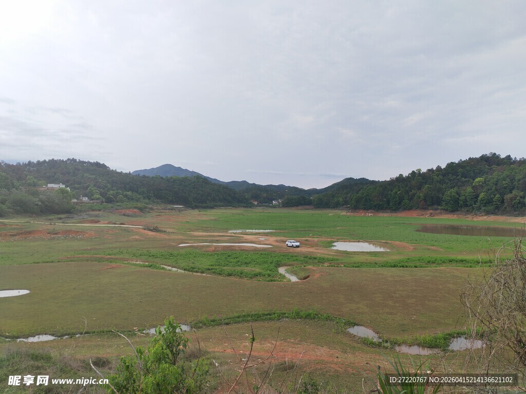 山间开阔绿地景观