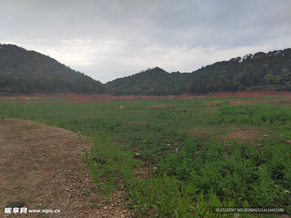 广袤田野与远山景色