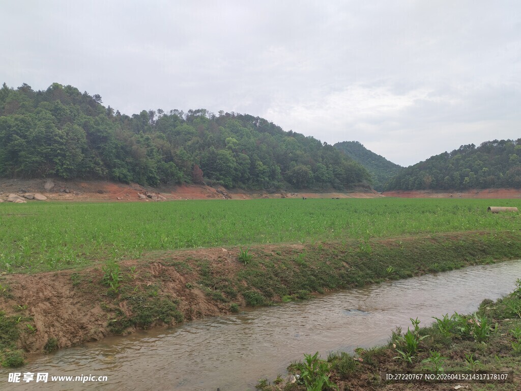 乡村田野间的小河风景