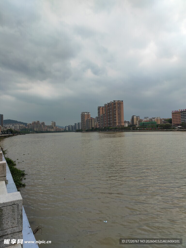 江边城市景观 阴云密布