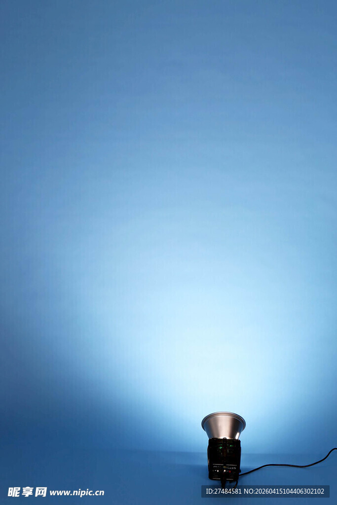 蓝色背景下的聚光灯泡
