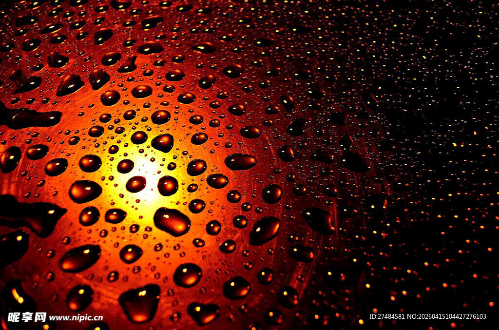 红底水滴中的炫目光芒