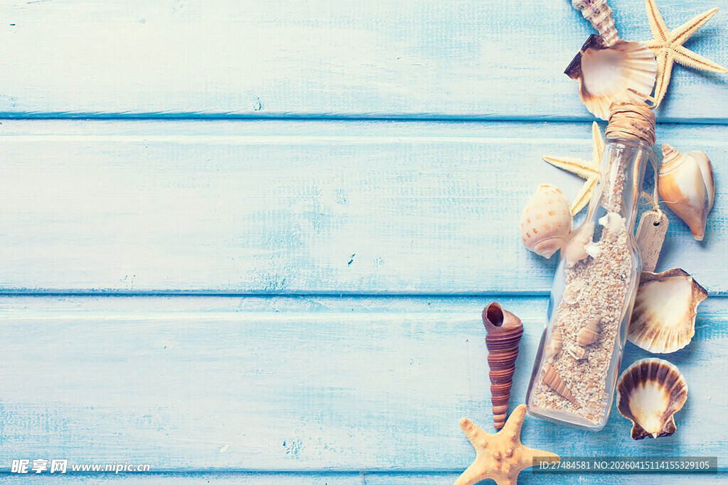 蓝色木板上的海洋小物