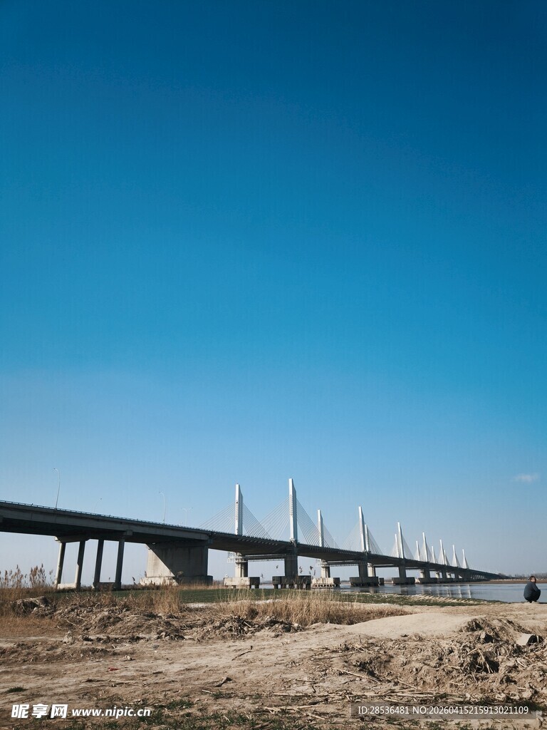 宏伟桥梁横跨开阔地带