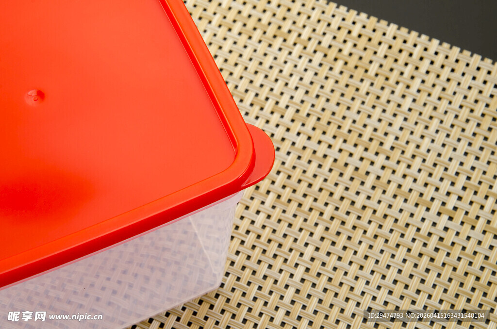 红色容器与网格背景特写