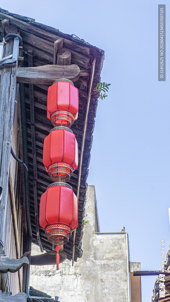 古建屋檐下的红灯笼