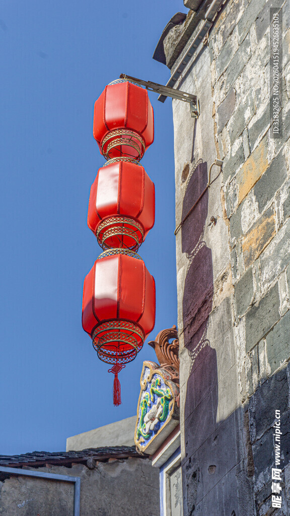 古建旁的红色灯笼